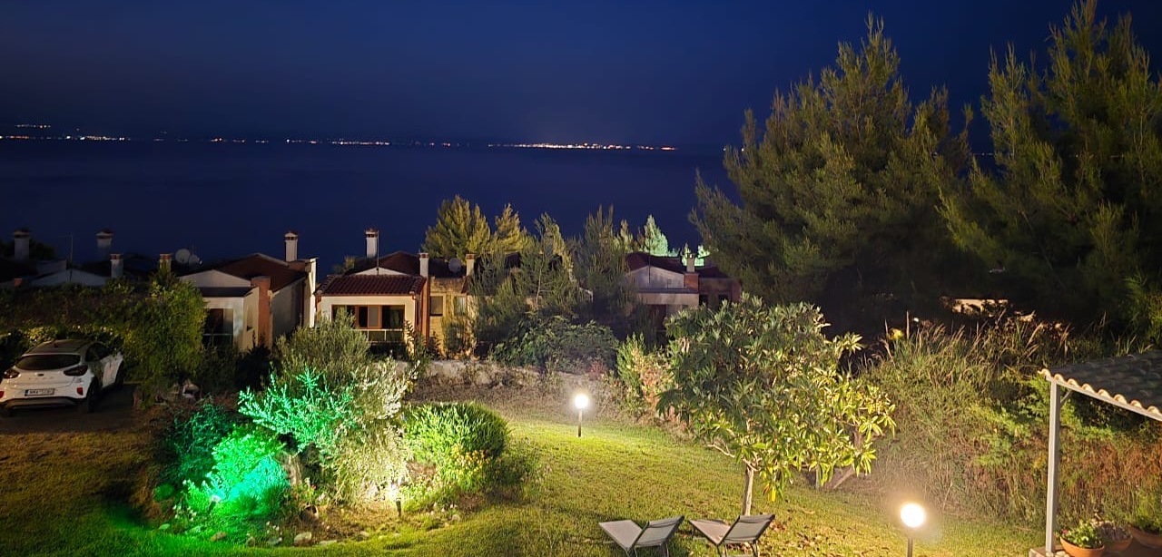 Υπέροχη θέα στη θάλασσα και στο βουνό και το βράδυ.